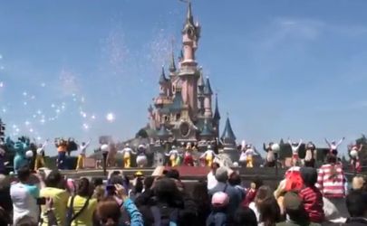 Közös ünnepség a Shanghai Disneyland építésének alkalmából