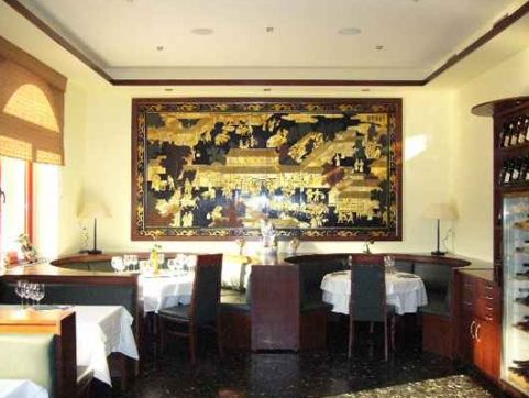 Az étterem tágas belső térrel rendelkezik, ahol kényelmesen elférnek a vendégek.