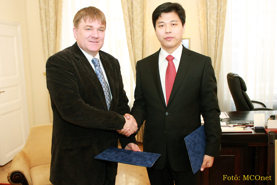 Dr. Szűcs Lajos a Megyei Önkormányzatok Országos SZövetségének (MÖOSZ) elnöke, és Zhang Kun a Kínai Kereskedelmi Minisztérium Befektetést Elősegítő Igazgatósága Európai Hivatalának (CIPA) igazgatója