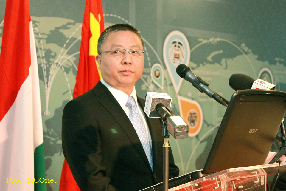  Wang Hongliang, a Kínai Népköztársaság Magyarországi Nagykövetségének kereskedelmi tanácsosa