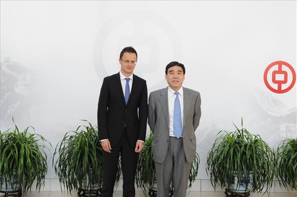 Szijjártó Péter külgazdasági és külügyminiszter (b) a Bank of China (BOC) elnökével, Tien Kuo-livel 
