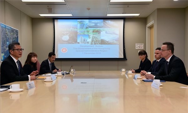  Szijjártó Péter külgazdasági és külügyminiszter és Paul Csen hongkongi fejlesztési miniszter találkozója Hongkongban