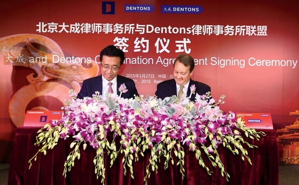 a Dentons és a kínai Dacheng ügyvédi iroda hivatalos egyesülésének aláírása
