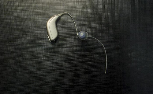 Mesterséges intelligenciával működő hallókészüléket dobtak piacra Kínában