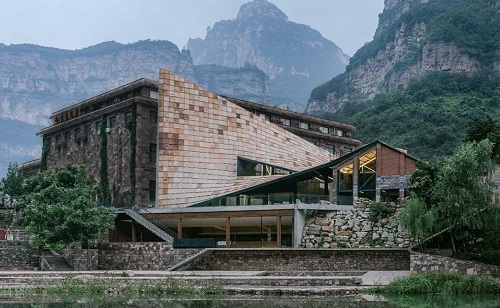 Domborzatból kinövő múzeumot épített Kína