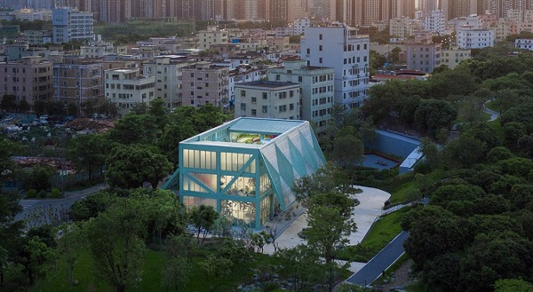 Élénk, lélegző pavilon foglal helyet a kínai Shenzen buja növényzetű gyermekparkjában - Fotó: designboom.com