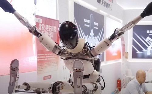 Humanoid robotok bajnokságát rendezné meg Peking