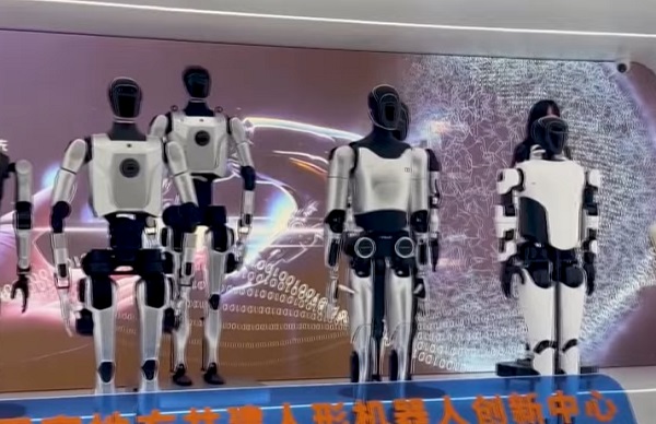 Humanoid robot-kiképzőteret mutatott be a kínai Sanghaj