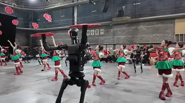 Lassan val&oacute;s k&ouml;rnyezetekbe l&eacute;pnek &aacute;t K&iacute;na humanoid robotjai