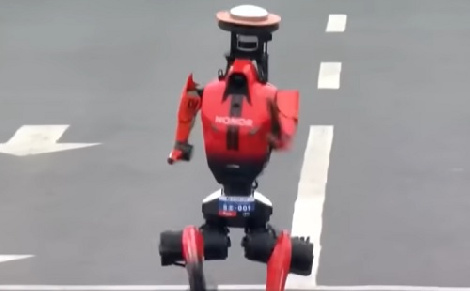 Megnyerte a pekingi futóversenyt egy kínai robot - túltett az emberiség rekordján