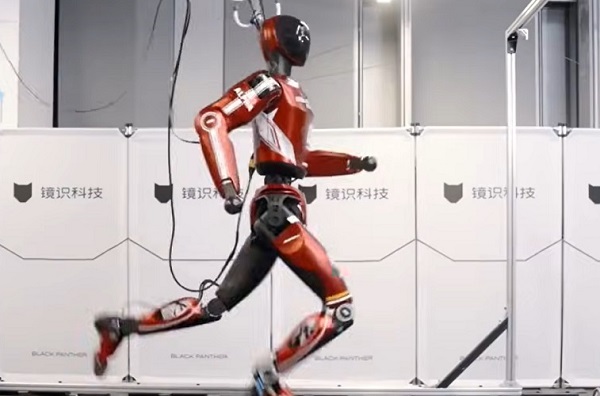 Előrukkolt K&iacute;na a vil&aacute;g leggyorsabb humanoid robotj&aacute;val