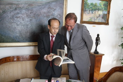 Xiao Qian kínai nagykövet, Navracsics Tibor külgazdasági és külügyminiszter